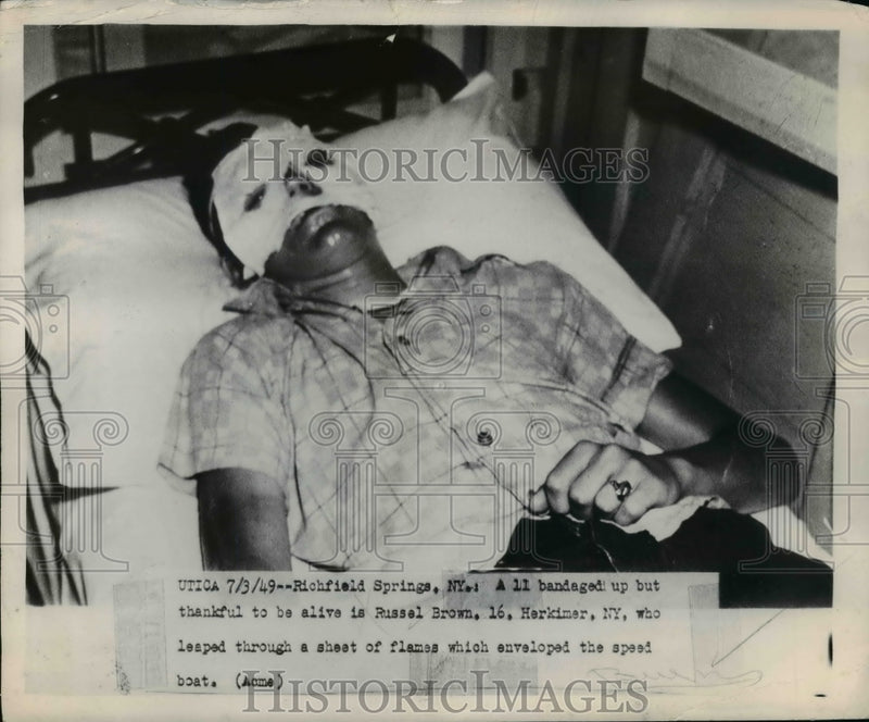 Load image into Gallery viewer, 1949 Press Photo Russel Brown of N.Y leaped through flame from speed boat
