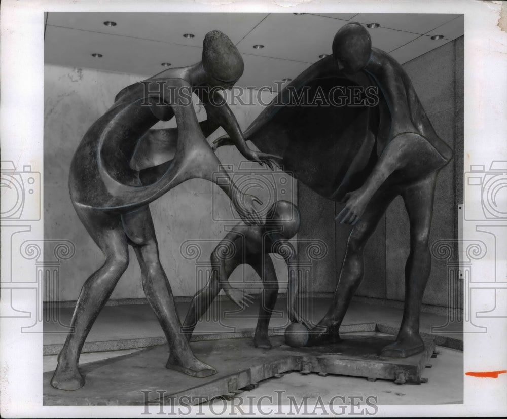 1969 Press Photo Family Sculpture By J. O'Connell Weighs More Than 16,000 Pounds
