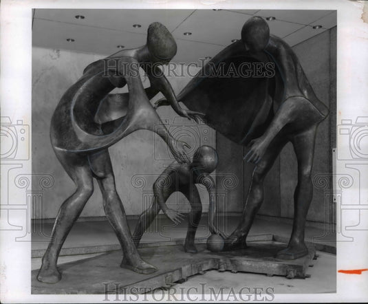 1969 Press Photo Family Sculpture By J. O'Connell Weighs More Than 16,000 Pounds