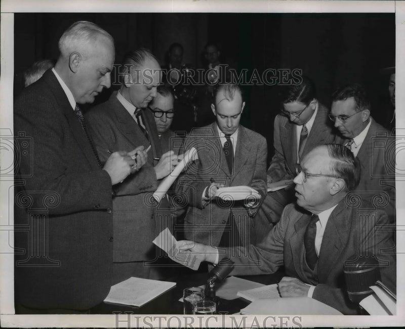 Load image into Gallery viewer, 1951 Press Photo Sen Taft Speaks To Reporter After Testifying At Senate Probe
