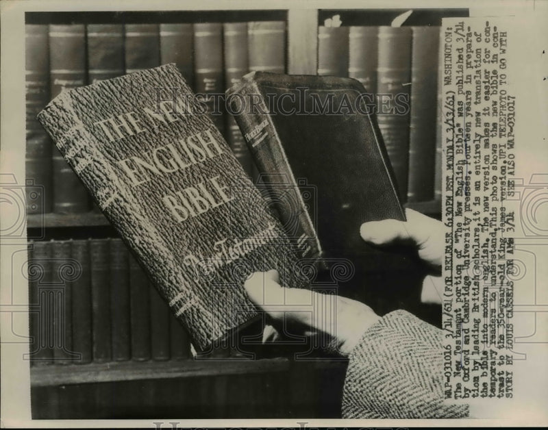 Load image into Gallery viewer, 1961 Press Photo The New Testament Portion of The New English Bible Published
