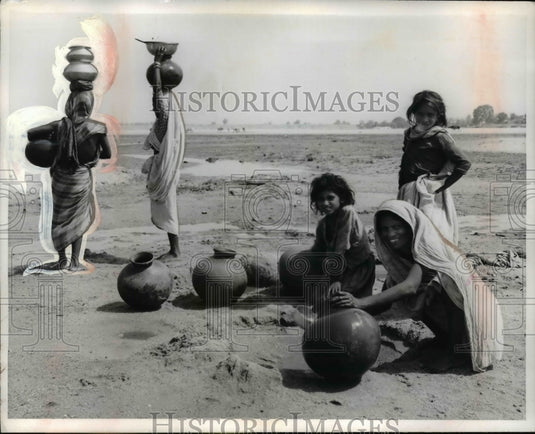 1970 Press Photo Women & Children Seek Water From The River Bottoms - nef12362