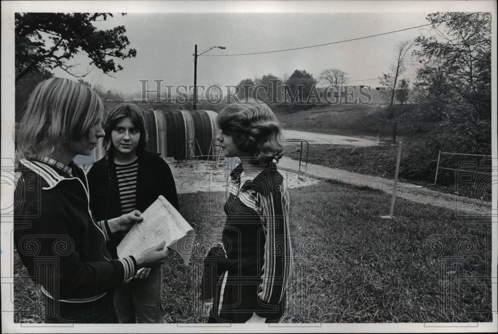 1977 Press Photo Charlie Holzman,Jeanne Fulmer, Debbis Rotko - nef12409