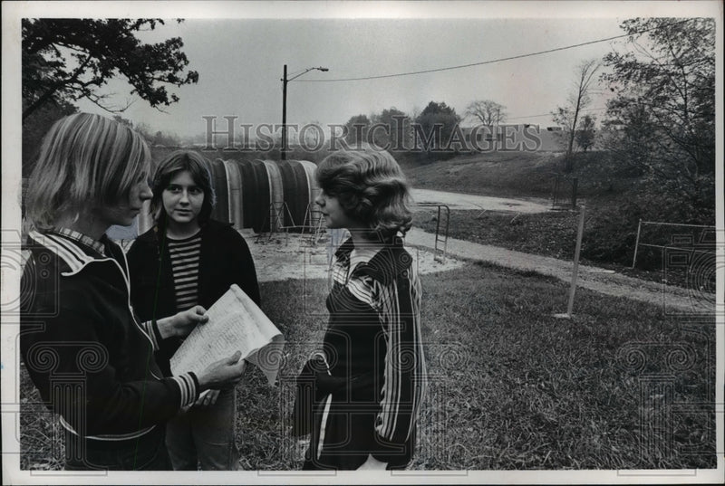 Load image into Gallery viewer, 1977 Press Photo Charlie Holzman,Jeanne Fulmer, Debbis Rotko - nef12409
