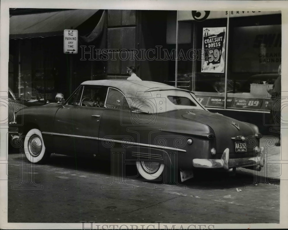 1951 Press Photo No Parking Sign Has No Meaning For Joseph Santangelo