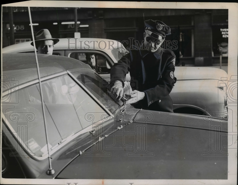 1952 Press Photo Police Wilber Montwieler Tickets a Car On St. Clair - nef12420