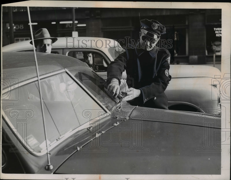 Load image into Gallery viewer, 1952 Press Photo Police Wilber Montwieler Tickets a Car On St. Clair - nef12420
