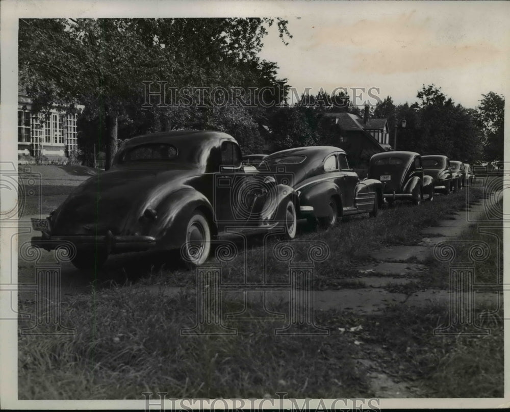 1946 Press Photo Cars Parked At W. 100th North of Lake Avenue - nef12426