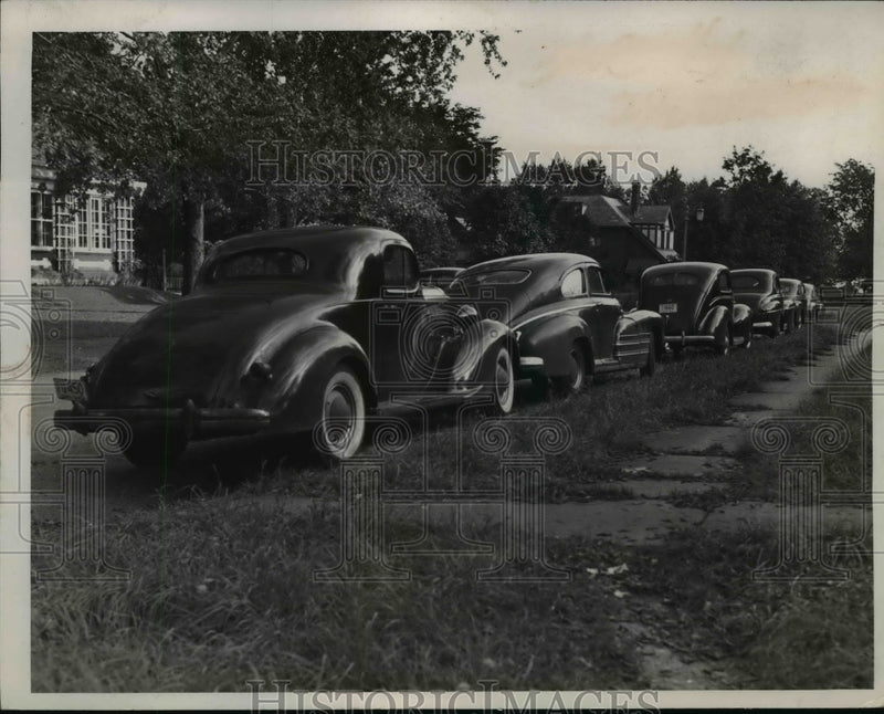 Load image into Gallery viewer, 1946 Press Photo Cars Parked At W. 100th North of Lake Avenue - nef12426
