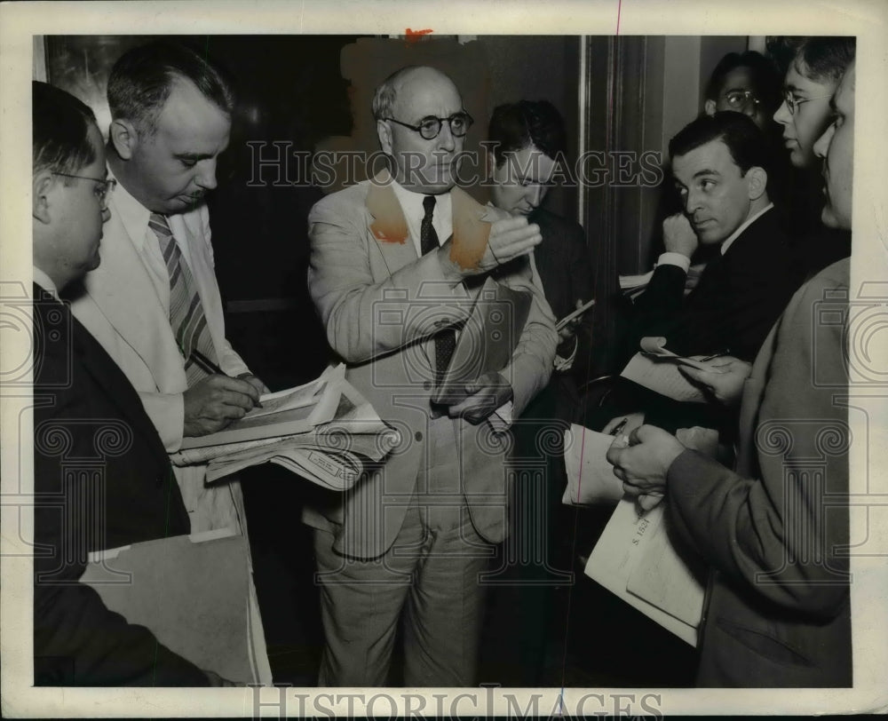 1941 Press Photo Officials Discussing Approval Authorizing Pres To Seize Plants
