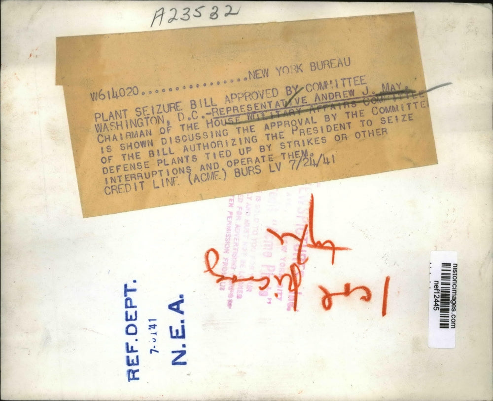 1941 Press Photo Officials Discussing Approval Authorizing Pres To Seize Plants