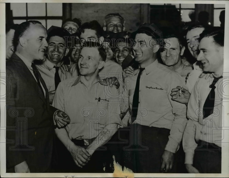 Load image into Gallery viewer, 1937 Press Photo Staten Island Buses Seized In Bankruptcy Bus Drivers Jobs Safe
