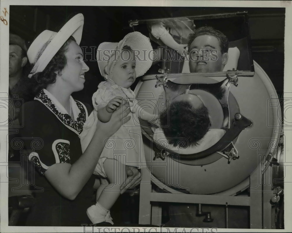 1941 Press Photo Snite, Wife and daughter on their return to Chicago - nef12634