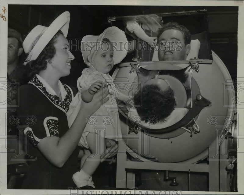 Load image into Gallery viewer, 1941 Press Photo Snite, Wife and daughter on their return to Chicago - nef12634
