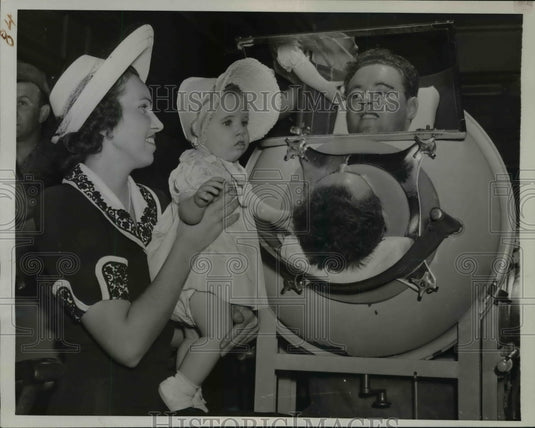 1941 Press Photo Snite, Wife and daughter on their return to Chicago - nef12634