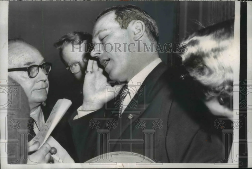 1957 Press Photo Mayor Terry D.Schrunk of Portland talked with Reporters