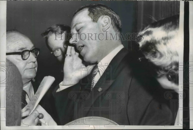 Load image into Gallery viewer, 1957 Press Photo Mayor Terry D.Schrunk of Portland talked with Reporters
