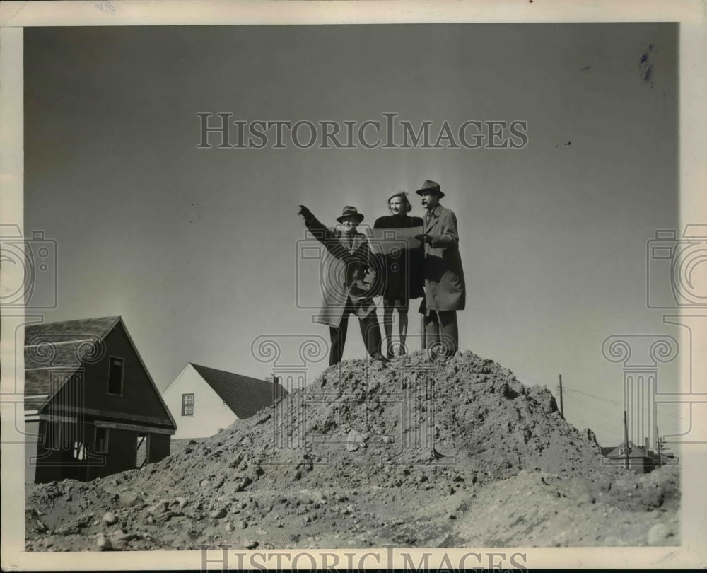 1946 Press Photo Family wisely choosing a neighborhood to build a home