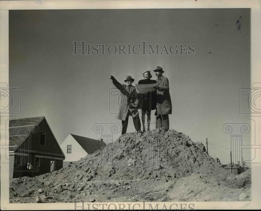 1946 Press Photo Family wisely choosing a neighborhood to build a home