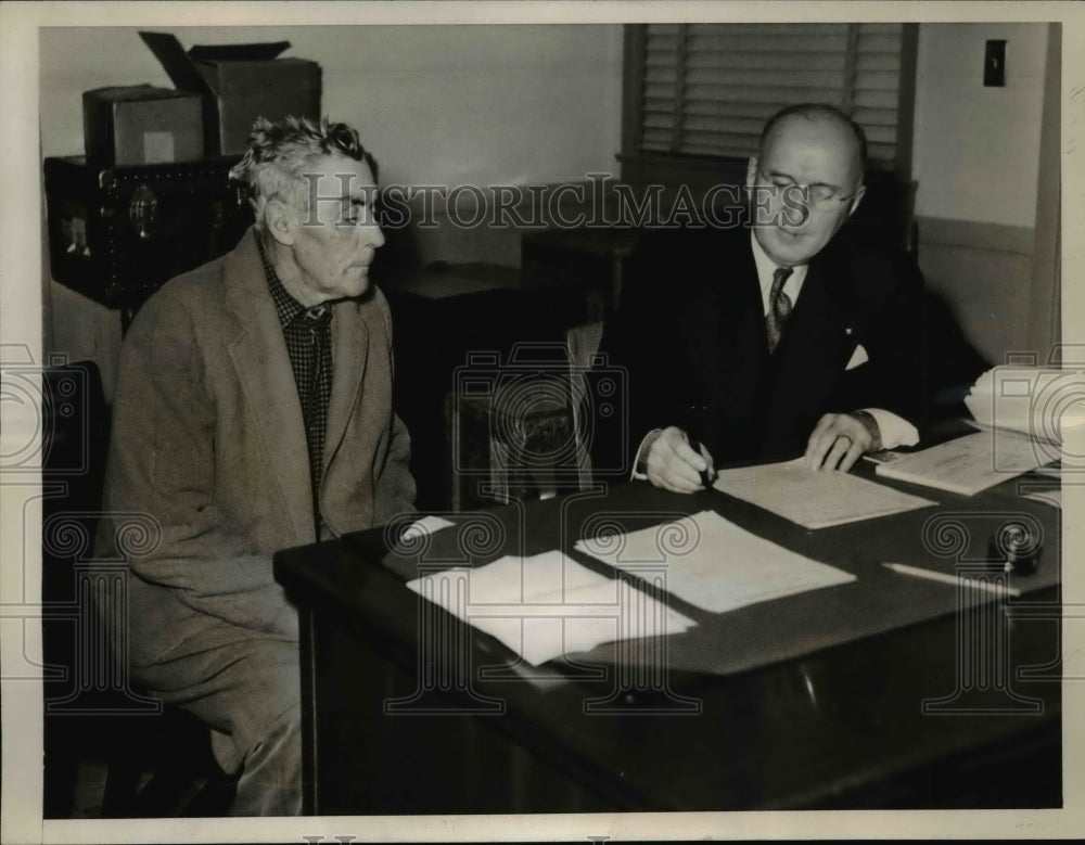 1945 Press Photo C.J. Nixon receives financial aid from Al Fiske - nef12667