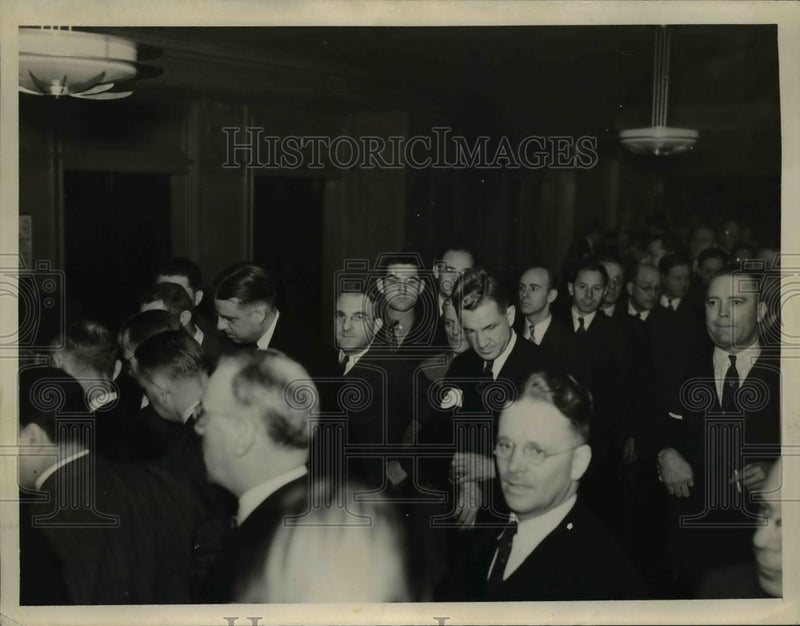 Load image into Gallery viewer, 1938 Press Photo Buying Tickets For Ayres' Luncheon - nef12674
