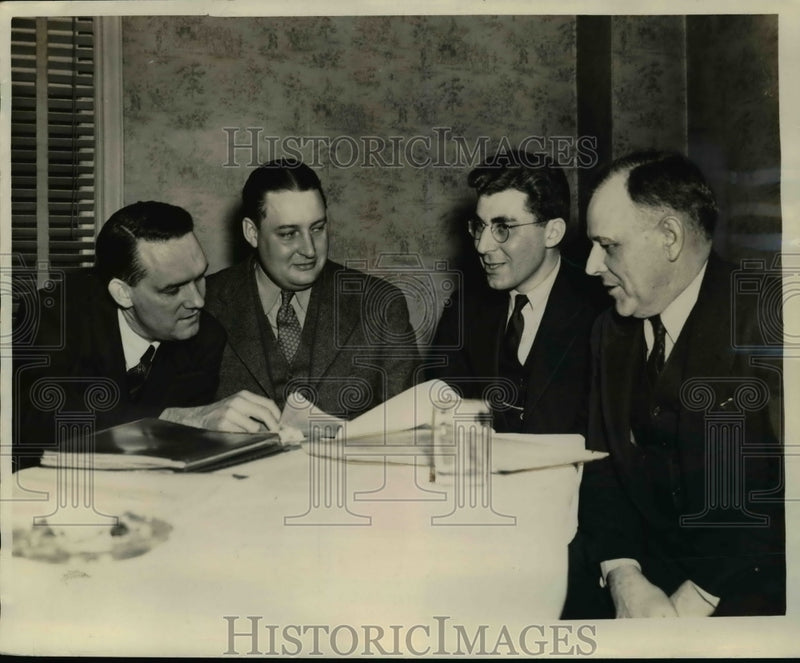 Load image into Gallery viewer, 1939 Press Photo Closing Deal Purchase of TN Electric Power From Commonwealth
