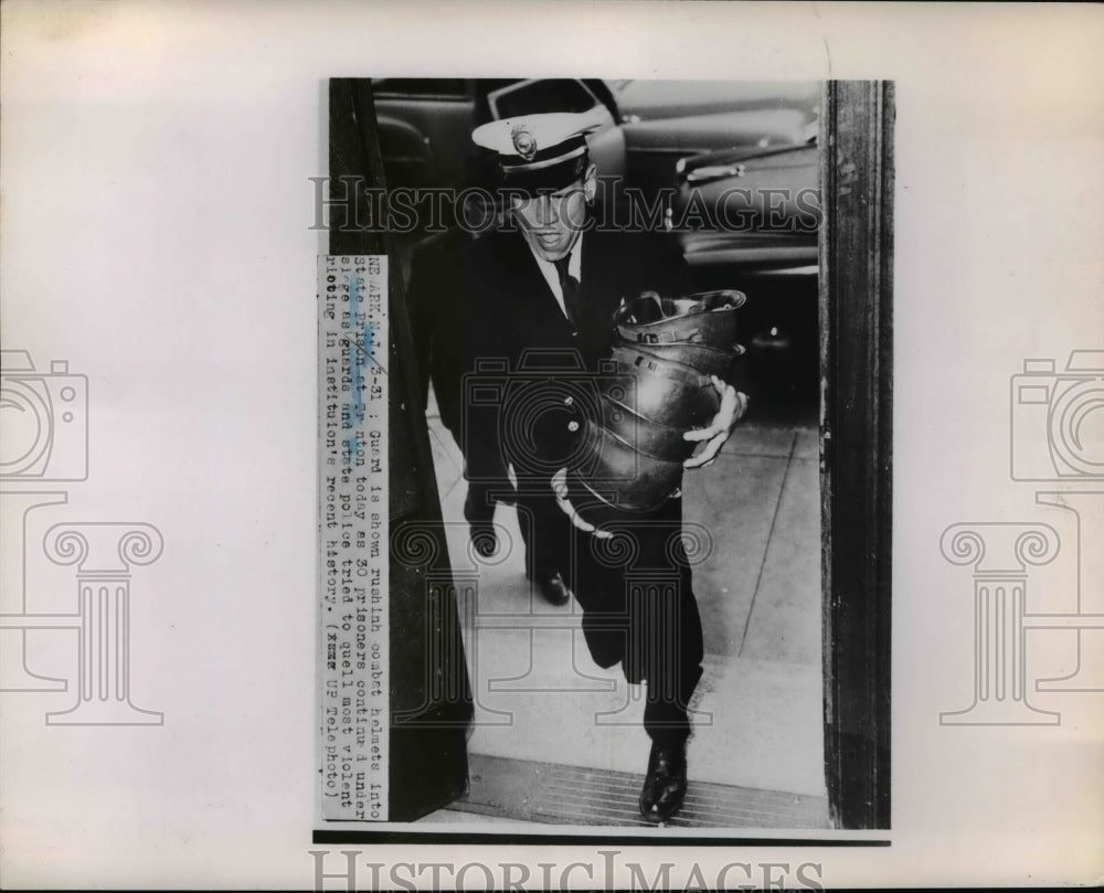 1952 Press Photo Guard Rushing With Combat Helmets To Quell Institutions Rioting
