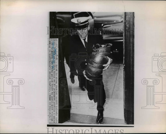 1952 Press Photo Guard Rushing With Combat Helmets To Quell Institutions Rioting