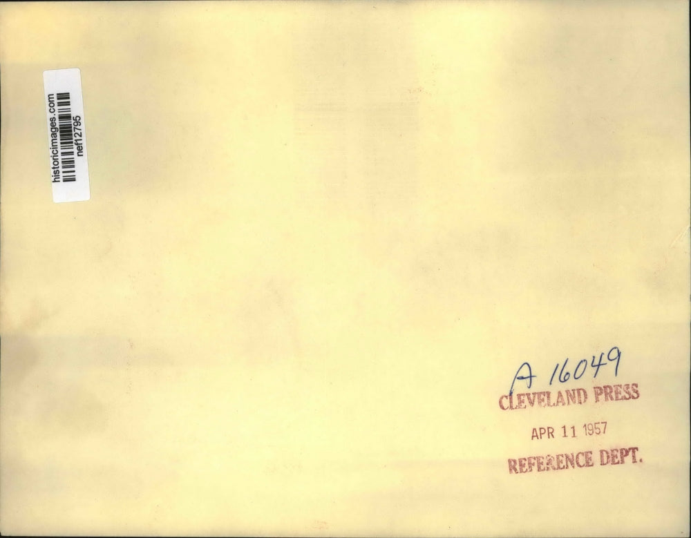 1957 Press Photo Pres.Dwight Eisenhower eating with the crew of Navy - nef12795