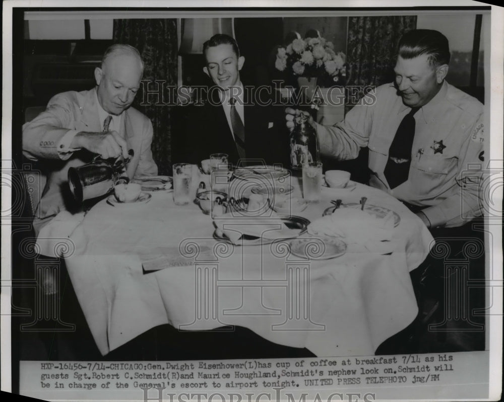 1952 Press Photo Dwight Eisenhower and Sgt.Robert Schmidt and Maurice Hougland