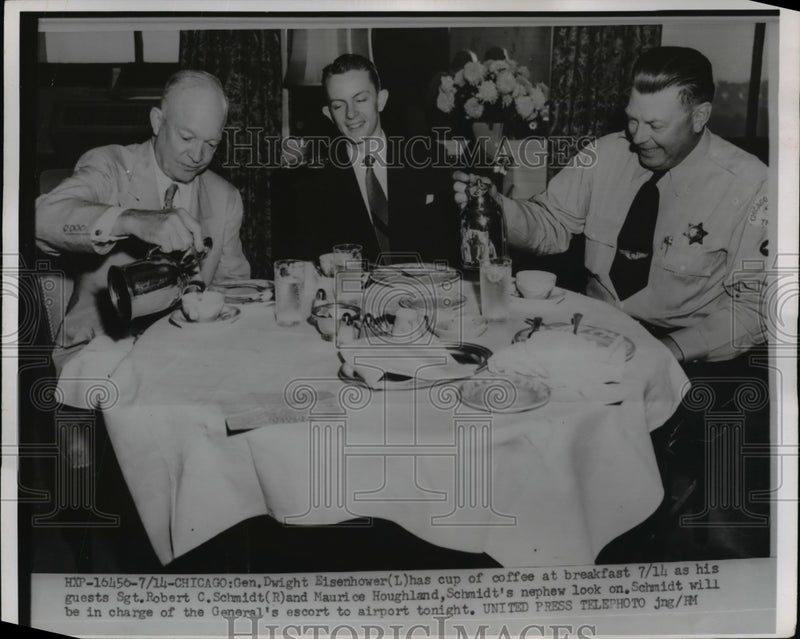 Load image into Gallery viewer, 1952 Press Photo Dwight Eisenhower and Sgt.Robert Schmidt and Maurice Hougland
