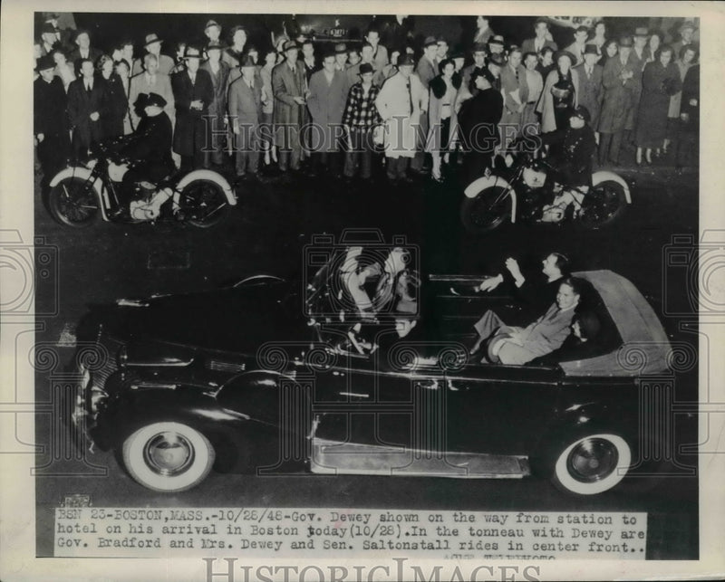Load image into Gallery viewer, 1948 Press Photo Dewey, Bradford, Saltontall on the way from station to hotel
