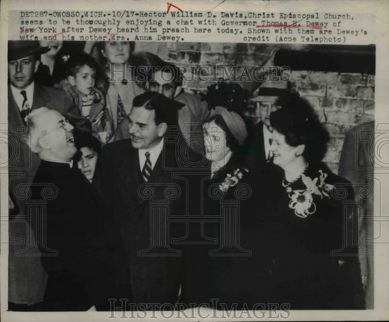 Load image into Gallery viewer, 1948 Press Photo Davis enjoys a chat with Dewey after he hears him preach
