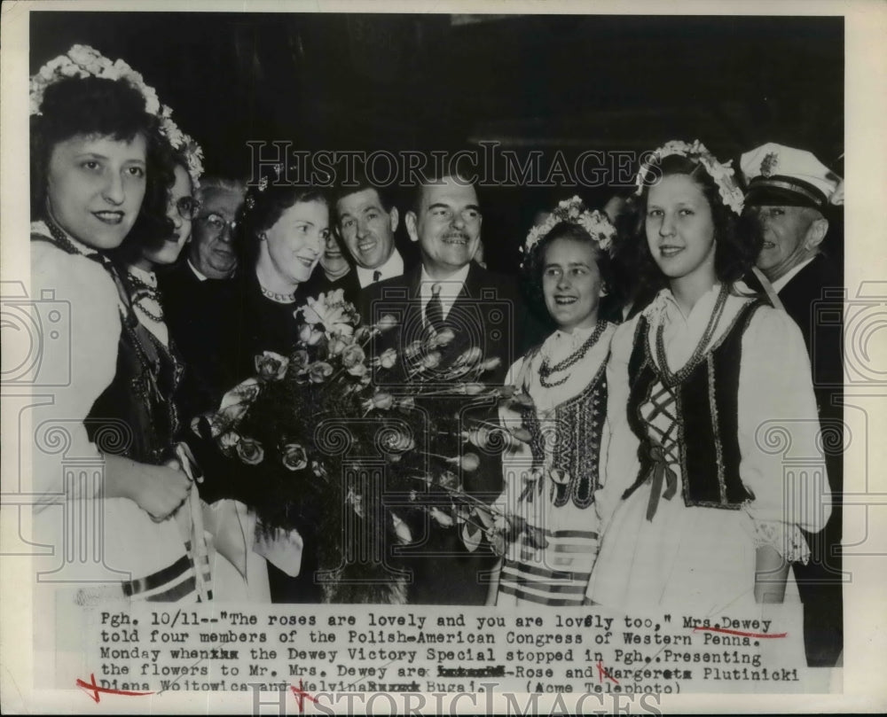 1948 Press Photo Girls of Polish-Am Congress Present Roses To Mr and Mrs Dewey