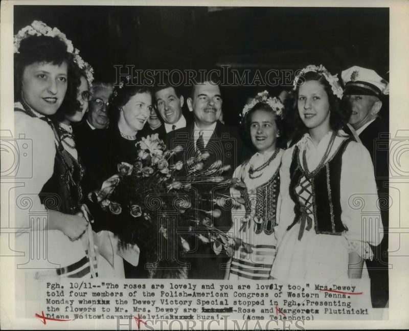 Load image into Gallery viewer, 1948 Press Photo Girls of Polish-Am Congress Present Roses To Mr and Mrs Dewey
