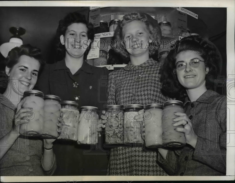 Load image into Gallery viewer, 1941 Press Photo Nation's Best Canners of The National 4-H Canning Contest
