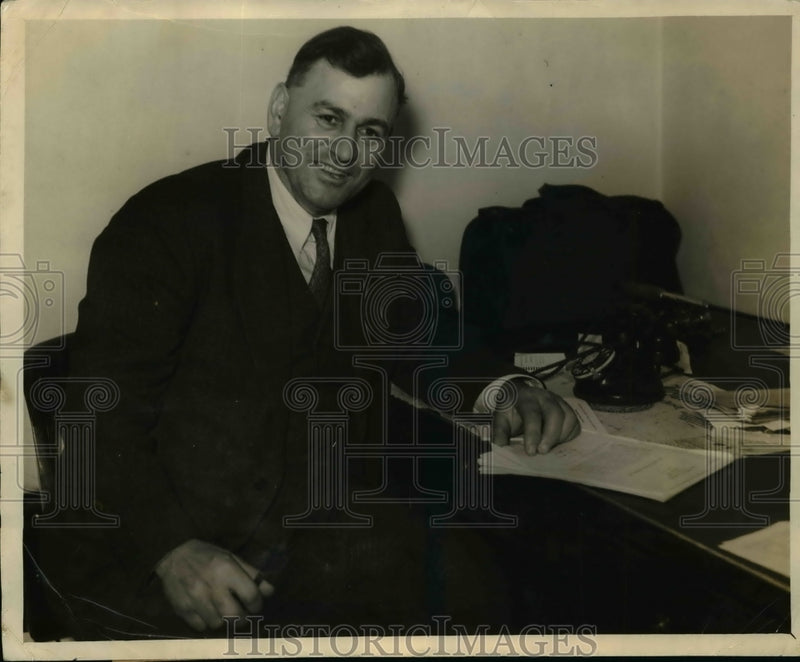 Load image into Gallery viewer, 1935 Press Photo Weverhaeuber Kidnap Suspects In His Charge - nef12935
