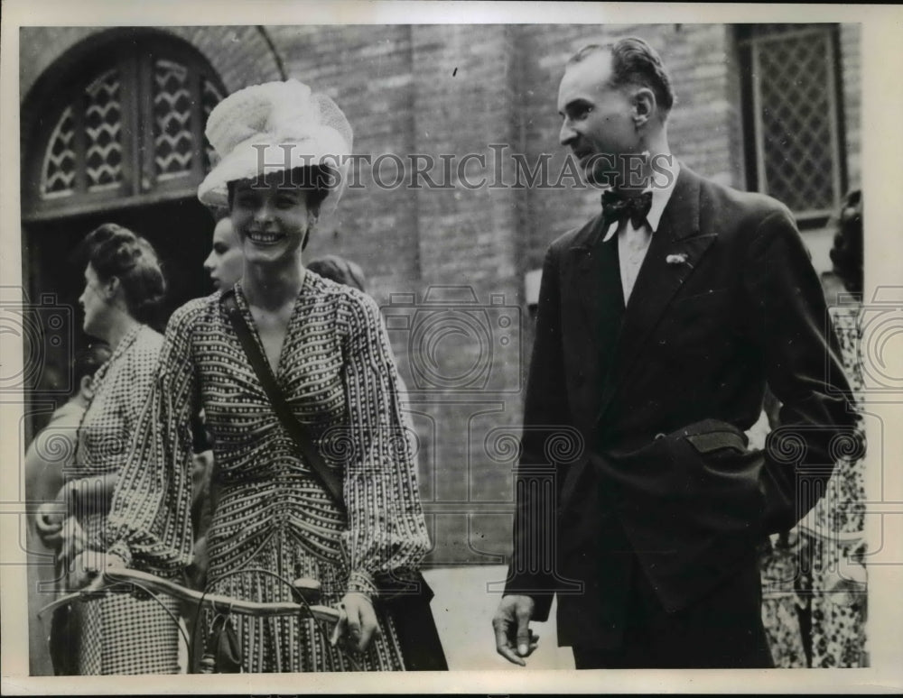1944 Press Photo Fashionable Young Parisian wear s Beefeater Hat frame