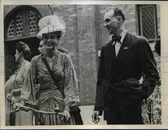 1944 Press Photo Fashionable Young Parisian wear s Beefeater Hat frame