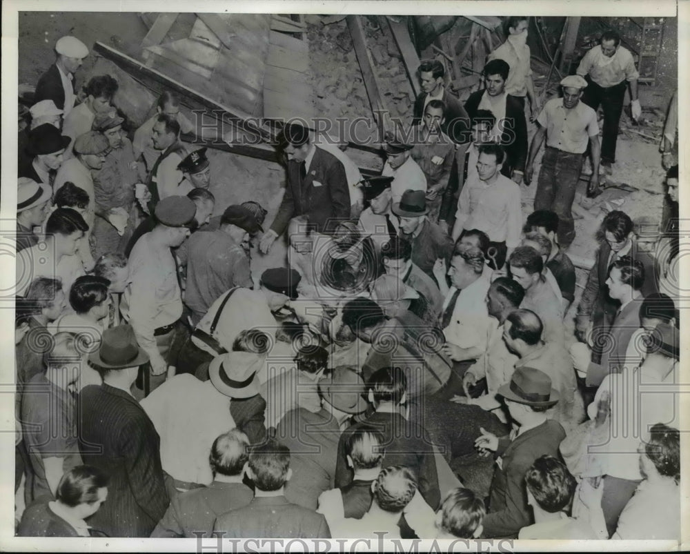 1941 Press Photo Injured being brought out from wreckage Maryland blast