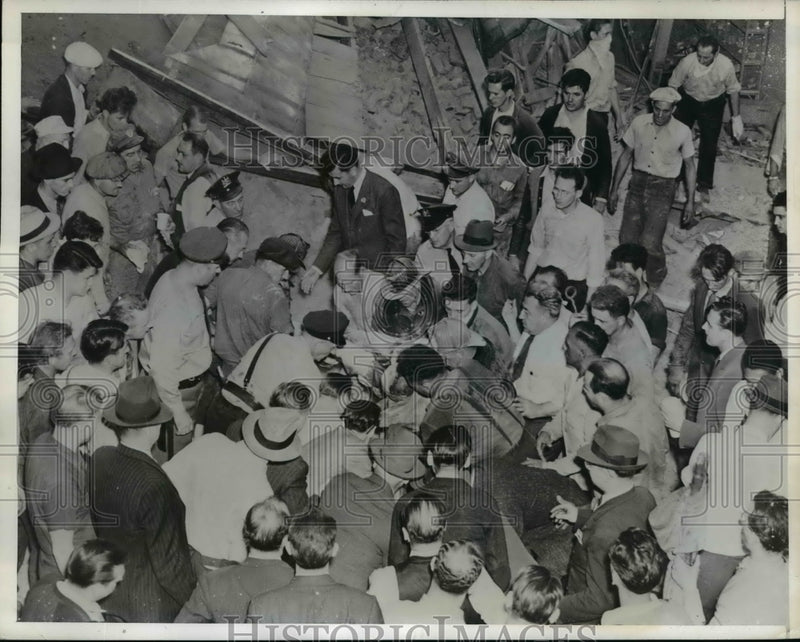 Load image into Gallery viewer, 1941 Press Photo Injured being brought out from wreckage Maryland blast
