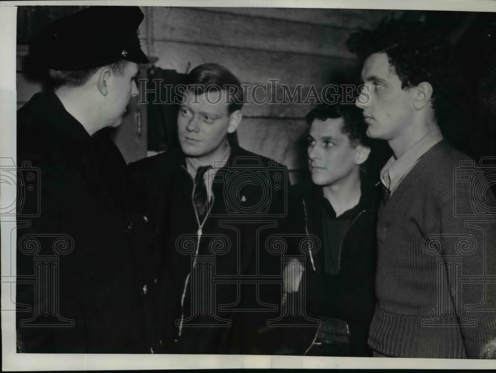 1939 Press Photo Policeman Wall questioning youth who set school on fire
