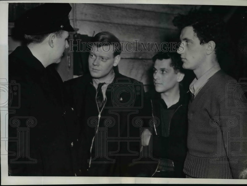 Load image into Gallery viewer, 1939 Press Photo Policeman Wall questioning youth who set school on fire

