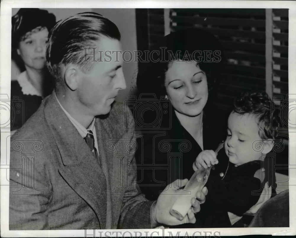 1941 Press Photo Baby Albert Lee Nickerson leaves foster parents - nef13013