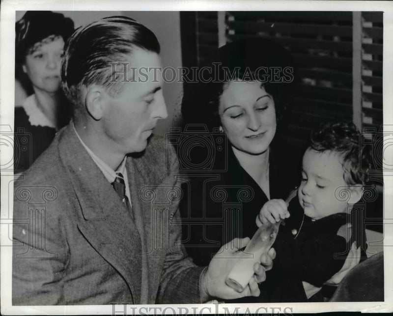 Load image into Gallery viewer, 1941 Press Photo Baby Albert Lee Nickerson leaves foster parents - nef13013
