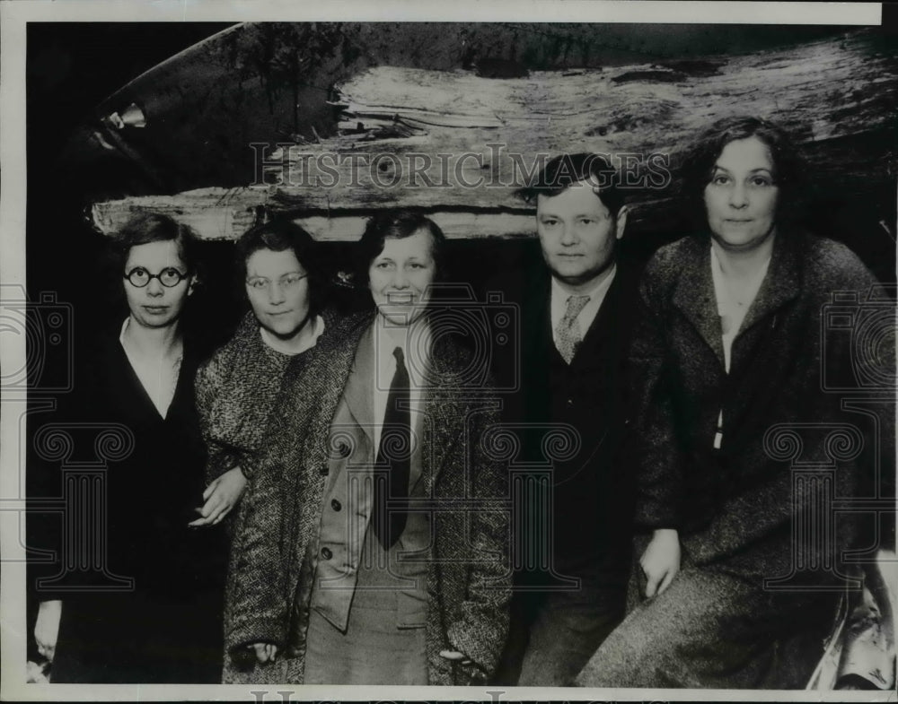 1934 Press Photo Five survivors in Air Line crashes in the mountains at Selleck