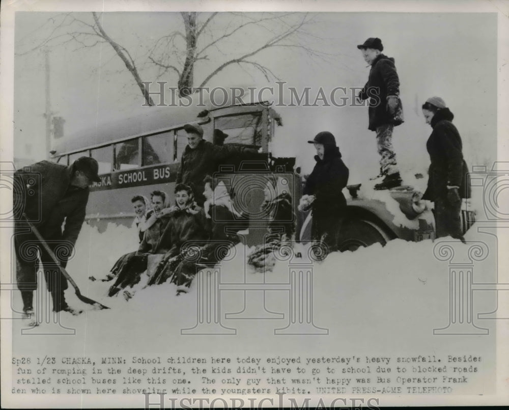 1952 Press Photo School Children enjoyed snow at Chaska Minnesota - nef13022