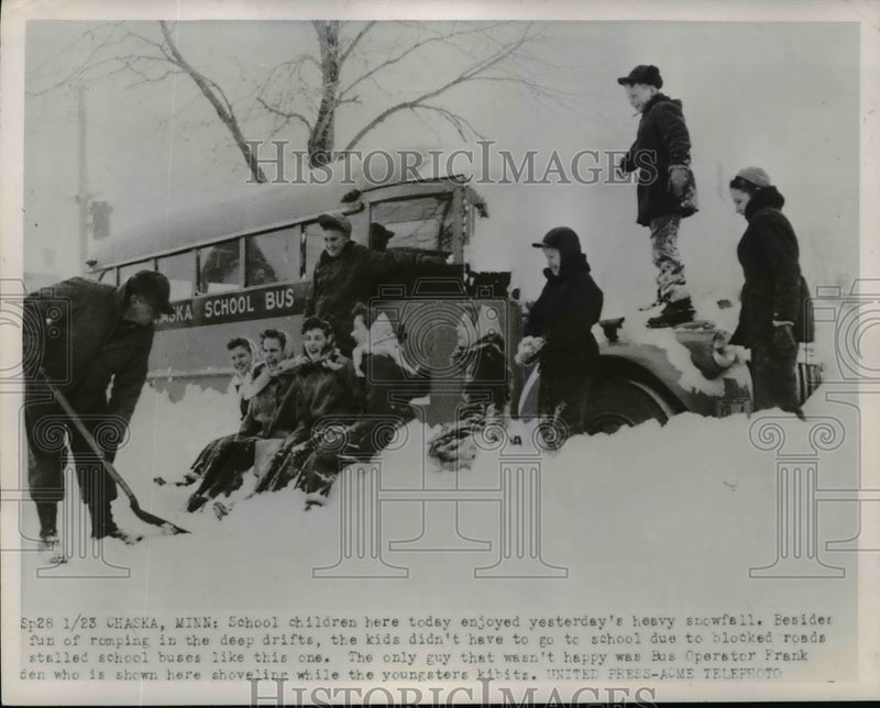 Load image into Gallery viewer, 1952 Press Photo School Children enjoyed snow at Chaska Minnesota - nef13022
