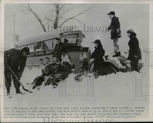 1952 Press Photo School Children enjoyed snow at Chaska Minnesota - nef13022