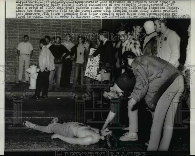 Load image into Gallery viewer, 1967 Press Photo Demonstrators of Anti-Draft lies stretched on pavement in Calif
